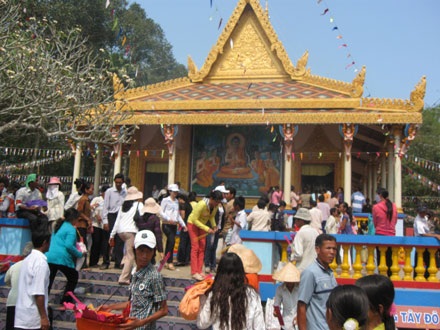 Hàng trăm ngàn người đổ về chánh điện chùa Dơi - 1 Hàng trăm ngàn người đổ về chánh điện chùa Dơi - 1