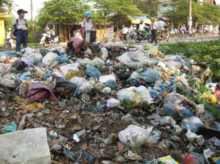 Những bãi rác “phát phì” trên “tuyến đường du lịch” - 1 Những bãi rác “phát phì” trên “tuyến đường du lịch” - 1