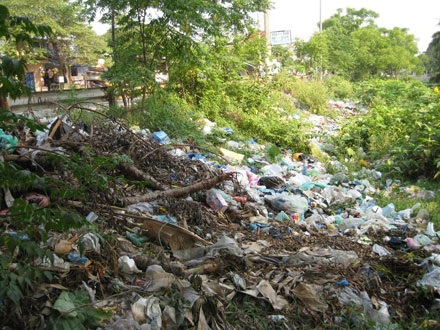 Những bãi rác “phát phì” trên “tuyến đường du lịch” - 2 Những bãi rác “phát phì” trên “tuyến đường du lịch” - 2