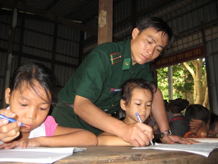 Hai chữ “thầy” trong một sắc áo xanh - 1 Hai chữ “thầy” trong một sắc áo xanh - 1