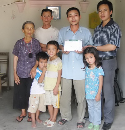 Quà bạn đọc đến với bố con anh Lê Văn Truyền và anh Nguyễn Văn Chiến    - 2