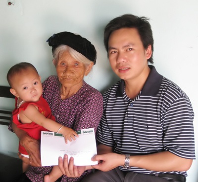 Quà bạn đọc đến với bố con anh Lê Văn Truyền và anh Nguyễn Văn Chiến    - 1