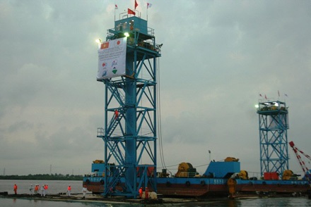Hành trình lai dắt đốt hầm dìm đầu tiên - 1 Hành trình lai dắt đốt hầm dìm đầu tiên - 1