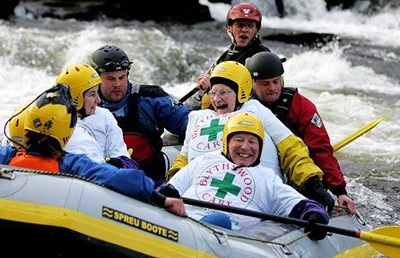 Bà cụ 90 tuổi chèo thuyền vượt thác mừng sinh nhật - 1 Bà cụ 90 tuổi chèo thuyền vượt thác mừng sinh nhật - 1