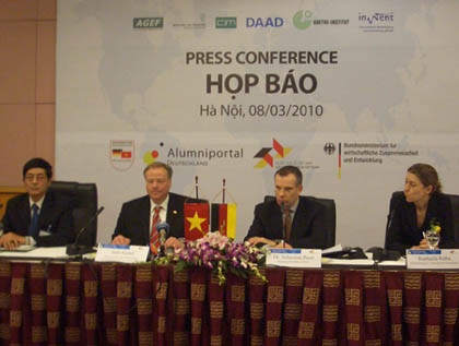 Khai trương Cổng thông tin điện tử dành cho cựu học sinh Đức - 1 Khai trương Cổng thông tin điện tử dành cho cựu học sinh Đức - 1