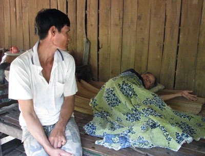 Người đàn ông đãng trí “gánh” gia đình thần kinh và bại liệt - 1