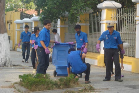 1.000 sinh viên, thanh niên ra quân dọn sạch đường phố - 1