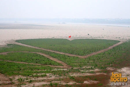 3 trái tim “khủng” ở bãi giữa sông Hồng ngày 8/3 - 3