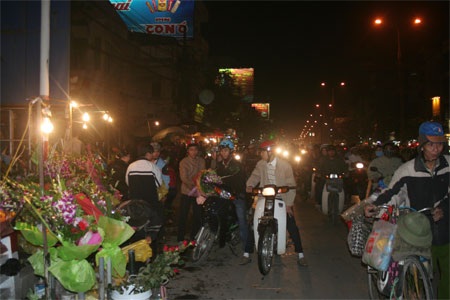 Đường phố kẹt cứng vì… phái đẹp - 4