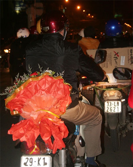 Đường phố kẹt cứng vì… phái đẹp - 7