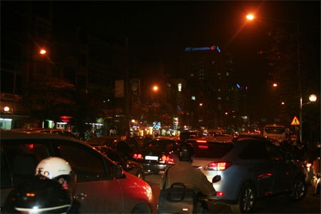 Đường phố kẹt cứng vì… phái đẹp - 1