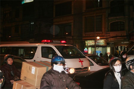 Đường phố kẹt cứng vì… phái đẹp - 5