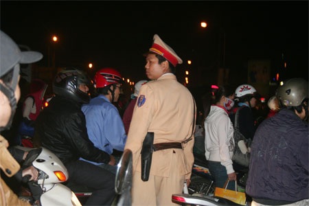 Đường phố kẹt cứng vì… phái đẹp - 6