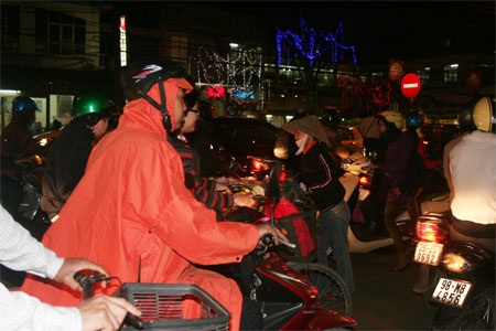 Đường phố kẹt cứng vì… phái đẹp - 3