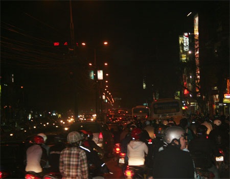 Đường phố kẹt cứng vì… phái đẹp - 2