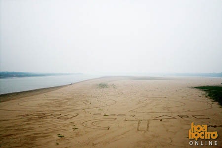 3 trái tim “khủng” ở bãi giữa sông Hồng ngày 8/3 - 4