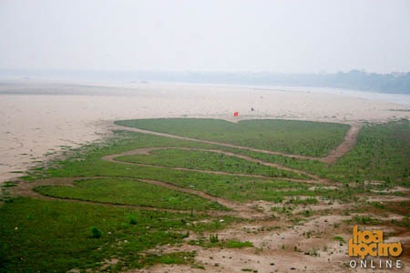 3 trái tim “khủng” ở bãi giữa sông Hồng ngày 8/3 - 1