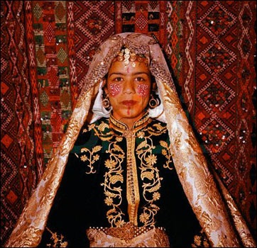 Cô dâu phương Đông trong trang phục cưới truyền thống - 4