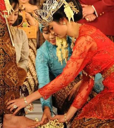 Cô dâu phương Đông trong trang phục cưới truyền thống - 8