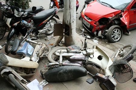 Xe Matiz mất lái, đâm nát 2 xe máy - 3 Xe Matiz mất lái, đâm nát 2 xe máy - 3
