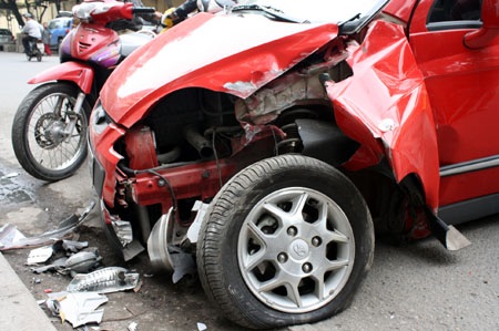 Xe Matiz mất lái, đâm nát 2 xe máy - 4 Xe Matiz mất lái, đâm nát 2 xe máy - 4