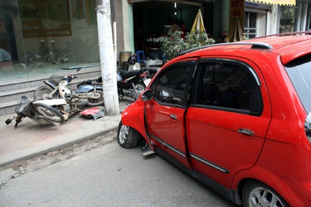 Xe Matiz mất lái, đâm nát 2 xe máy - 2 Xe Matiz mất lái, đâm nát 2 xe máy - 2