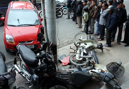 Xe Matiz mất lái, đâm nát 2 xe máy - 1 Xe Matiz mất lái, đâm nát 2 xe máy - 1