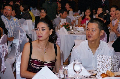 Ngô Mỹ Uyên rực rỡ, quyến rũ trên thảm hồng Cosmopolitan! - 6