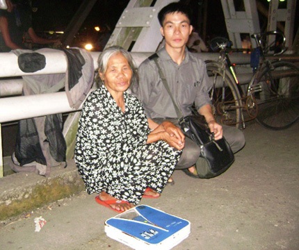 20 năm sống cảnh không nhà vẫn nuôi con vào ĐH - 1 20 năm sống cảnh không nhà vẫn nuôi con vào ĐH - 1