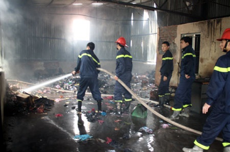 “Bà hỏa” lại thiêu rụi một kho hàng ở Thanh Xuân - 2