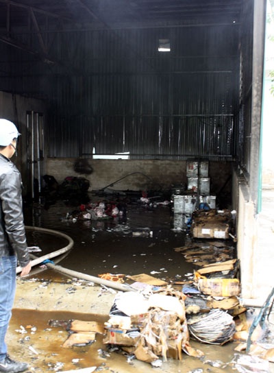 “Bà hỏa” lại thiêu rụi một kho hàng ở Thanh Xuân - 1