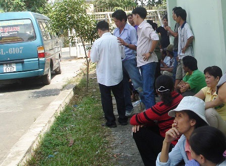 Vụ cháy 7 người chết: Xé lòng chờ nhận dạng người thân - 2 Vụ cháy 7 người chết: Xé lòng chờ nhận dạng người thân - 2