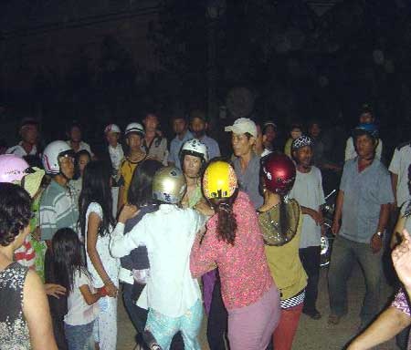 10 người hành hạ, xát muối ớt một phụ nữ vì ghen tuông - 1 10 người hành hạ, xát muối ớt một phụ nữ vì ghen tuông - 1