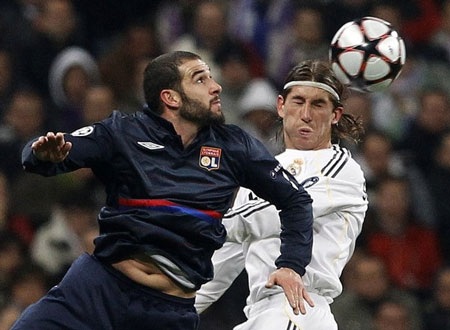 Sergio Ramos suýt đánh nhau với tiền đạo Lyon - 1 Sergio Ramos suýt đánh nhau với tiền đạo Lyon - 1