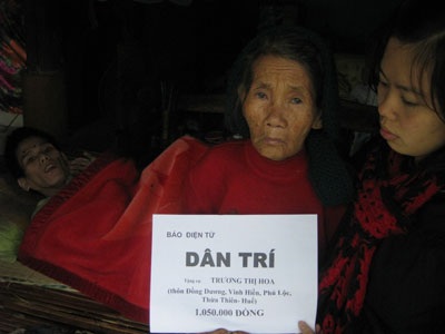 Quà nhân ái trở lại với bà Trương Thị Hoa - 1