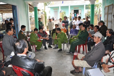 Người dân lại bắt giữ cán bộ đo đất - 1