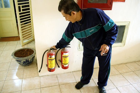 “Phát hoảng” vì ẩn họa cháy nổ ở các khu chung cư - 1