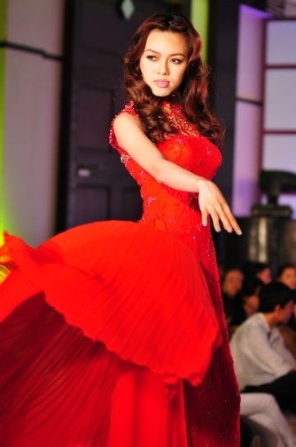 Hoàng Điệp mang… 26 vệ sĩ khi đi diễn - 5