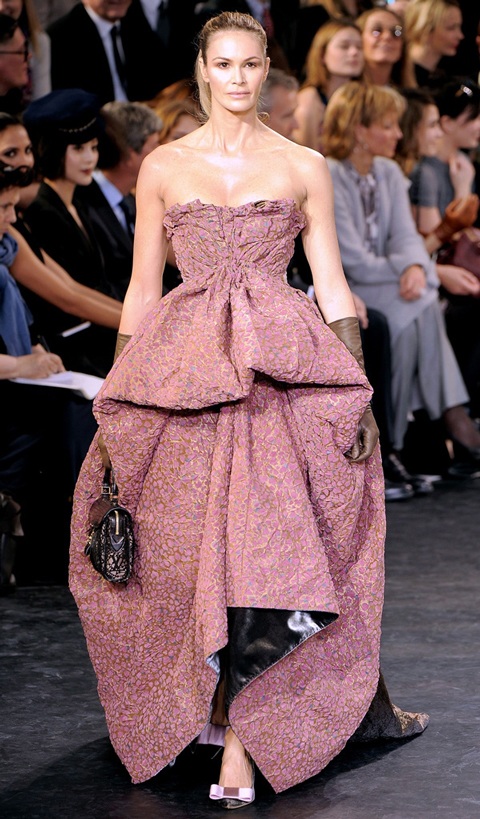 Dàn siêu mẫu gợi cảm hội tụ trong show Louis Vuitton  - 10