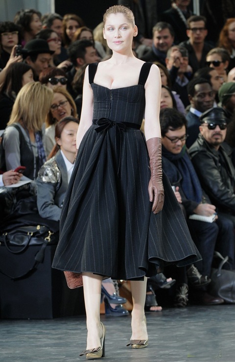 Dàn siêu mẫu gợi cảm hội tụ trong show Louis Vuitton  - 11