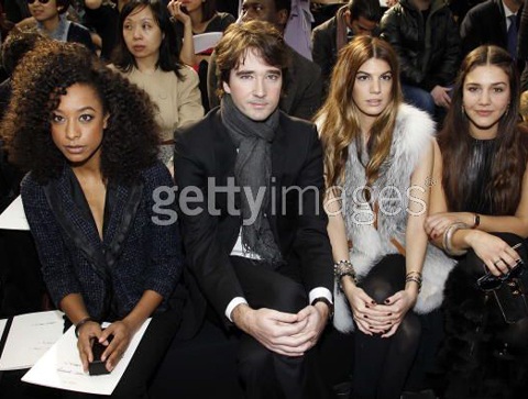 Dàn siêu mẫu gợi cảm hội tụ trong show Louis Vuitton  - 18