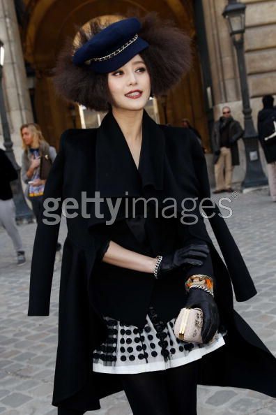 Dàn siêu mẫu gợi cảm hội tụ trong show Louis Vuitton  - 19