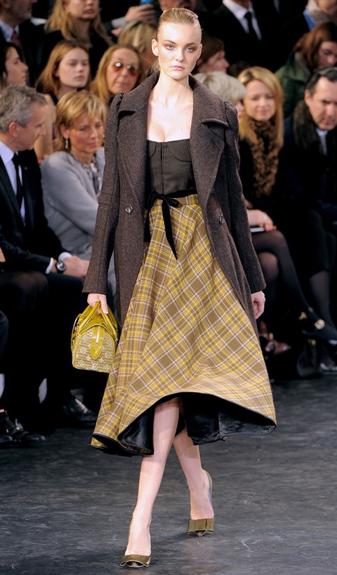 Dàn siêu mẫu gợi cảm hội tụ trong show Louis Vuitton  - 5