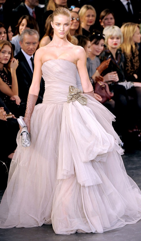 Dàn siêu mẫu gợi cảm hội tụ trong show Louis Vuitton  - 7