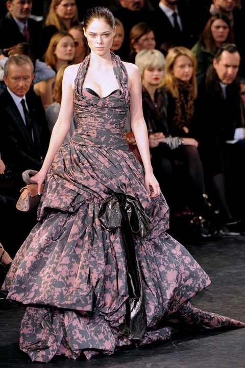 Dàn siêu mẫu gợi cảm hội tụ trong show Louis Vuitton  - 8