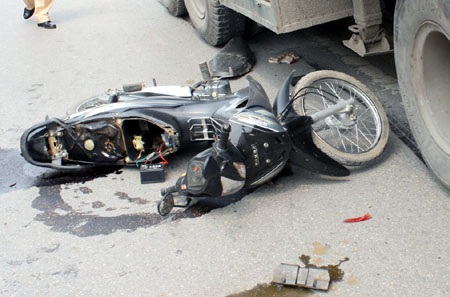 Xe rơ-moóc “bò” lên dải phân cách tránh xe máy - 2