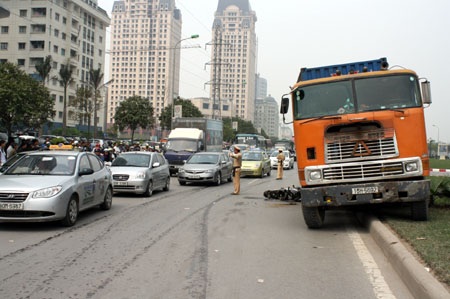 Xe rơ-moóc “bò” lên dải phân cách tránh xe máy - 1