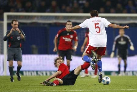 Bayern dễ thở, Leverkusen tử chiến Hamburg - 3