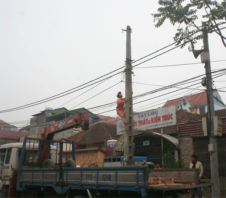 Dây viễn thông “dọa” người trên đường Văn Cao - Hoàng Hoa Thám - 1