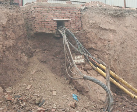 Dây viễn thông “dọa” người trên đường Văn Cao - Hoàng Hoa Thám - 7